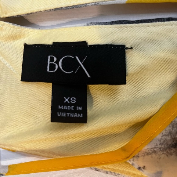 BCX Sleeveless flowy tank lovely detail - Picture 2 of 3